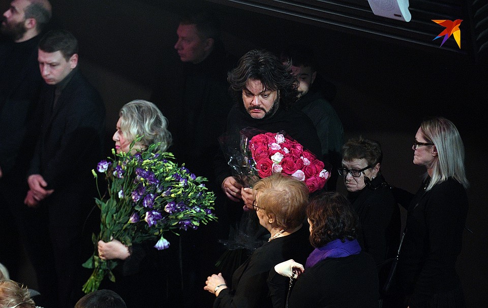 Церемония прощания с Галиной Волчек на кладбище