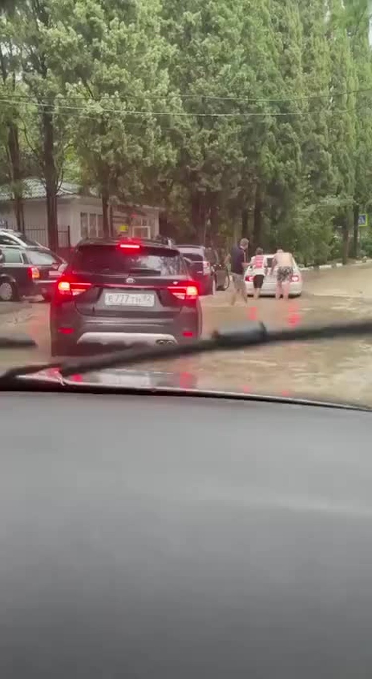 В потоках воды на улицах Ялты застревают автомобили - Лента новостей Крыма