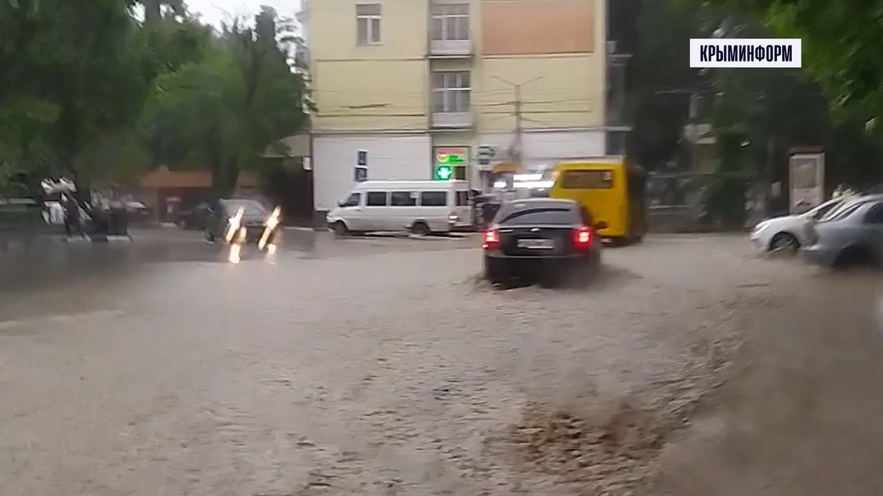 Видео потопа в Ялте 18 июня 2021 года: потоки воды смывают машины, по  дорогам текут реки - KP.RU